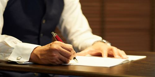 別会社の設立を検討する経営者