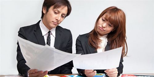 悩む男女の会社員