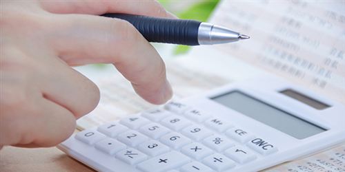 賞与を計算する会社の経理事務員