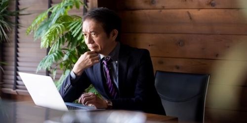 会社のお金のことで悩む経営者