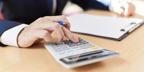 会社の現金を計算する男性