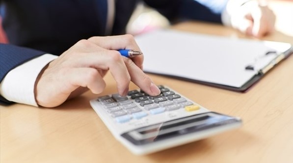 会社の現金を計算する男性