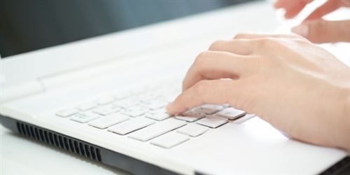 補助金・助成金に応募する女性