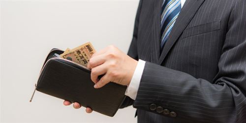 支払いをするスーツの男性