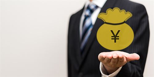 お金を持つビジネスマンイメージ